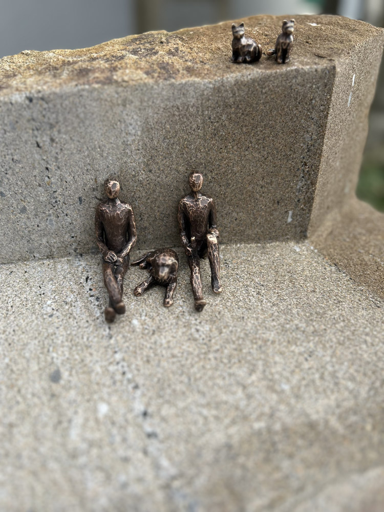 Atelier Andreas Magera Lebenszeichen Gedenkstein Bronze Katzen, Hund, Männer